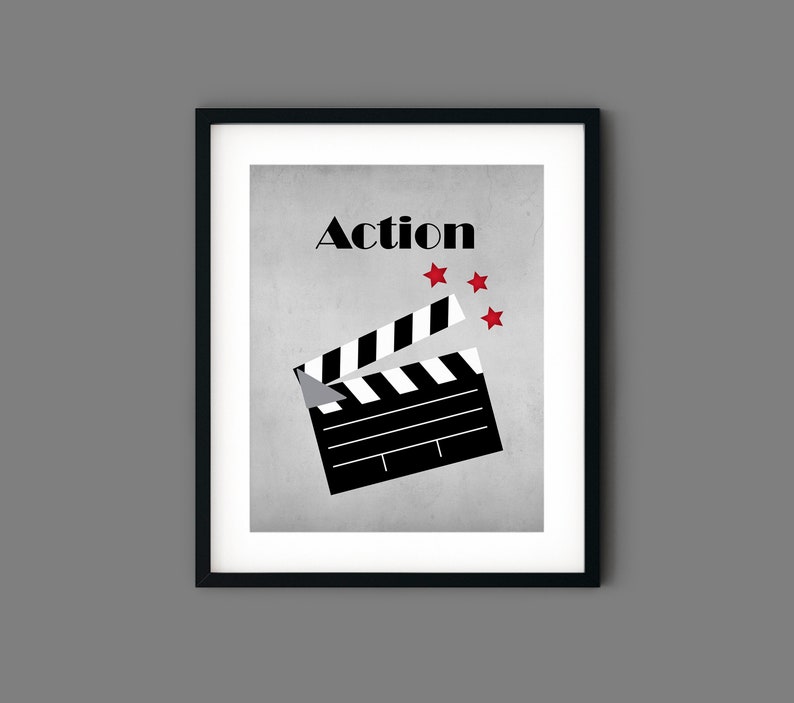 Puede incluir: Una claqueta en blanco y negro con la palabra "Acci&oacute;n" en negrita negra encima. Hay cuatro estrellas rojas encima de la palabra "Acci&oacute;n". El fondo es una superficie gris texturizada.