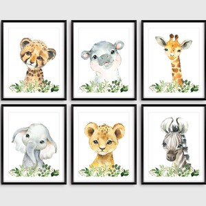 Puede incluir: Conjunto de seis ilustraciones de acuarela con caras de animales adorables, incluyendo un guepardo, un hipop&oacute;tamo, una jirafa, un elefante, un le&oacute;n y una cebra. Cada animal se representa con una expresi&oacute;n amigable y rodeado de follaje verde.