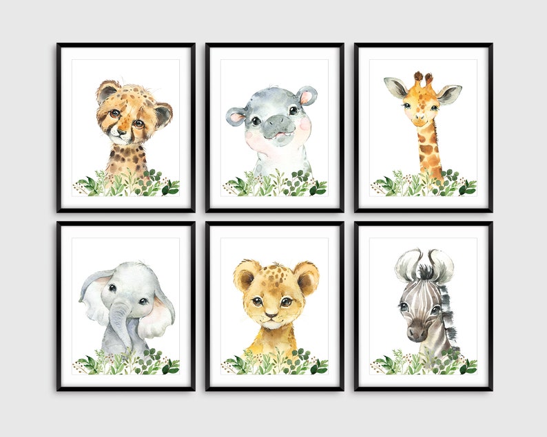 Puede incluir: Conjunto de seis ilustraciones de acuarela con caras de animales adorables, incluyendo un guepardo, un hipop&oacute;tamo, una jirafa, un elefante, un le&oacute;n y una cebra. Cada animal se representa con una expresi&oacute;n amigable y rodeado de follaje verde.