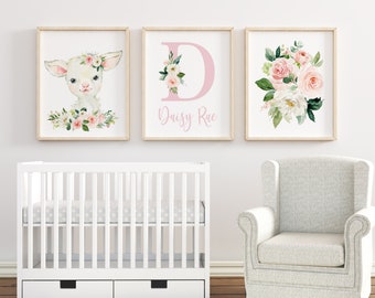 Impresión personalizada del nombre del bebé, carta de monograma, estampados de vivero floral, vivero de la niña del bebé, flor de la acuarela rosa, decoración de la pared del vivero del cordero,