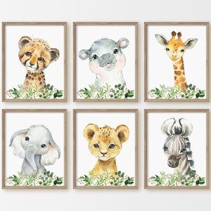 Puede incluir: Conjunto de seis estampados de animales en acuarela que representan un guepardo, un hipop&oacute;tamo, una jirafa, un elefante, un le&oacute;n y una cebra. Cada animal est&aacute; representado en un estilo lindo y de dibujos animados con un fondo blanco y follaje verde.