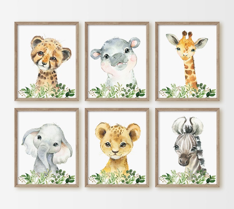 Puede incluir: Conjunto de seis estampados de animales en acuarela que representan un guepardo, un hipop&oacute;tamo, una jirafa, un elefante, un le&oacute;n y una cebra. Cada animal est&aacute; representado en un estilo lindo y de dibujos animados con un fondo blanco y follaje verde.