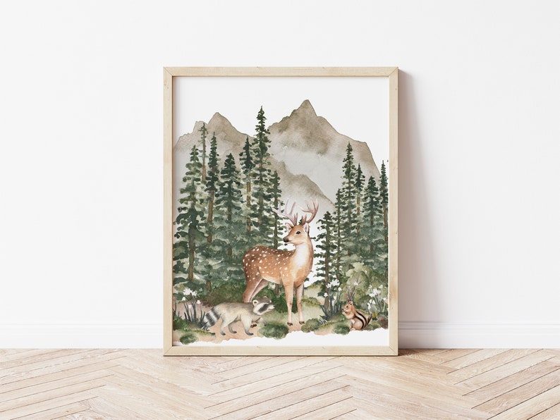 K&ouml;nnte beinhalten: Ein Aquarellbild eines Hirsches, Waschb&auml;ren und Eichh&ouml;rnchens in einer Waldlandschaft. Der Hirsch ist braun mit wei&szlig;en Flecken und hat Geweih. Der Waschb&auml;r ist grau und wei&szlig;. Das Eichh&ouml;rnchen ist braun und wei&szlig;. Der Wald ist gr&uuml;n und &uuml;ppig mit hohen B&auml;umen und einem Gebirge im Hintergrund.