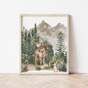 K&ouml;nnte beinhalten: Aquarellgem&auml;lde eines Elchs und eines Kaninchens in einer Waldlandschaft. Der Elch ist braun mit gro&szlig;en Geweihen und steht in der Mitte des Gem&auml;ldes. Das Kaninchen ist wei&szlig; und sitzt im Vordergrund. Der Hintergrund ist ein Aquarellgem&auml;lde eines Waldes mit Bergen in der Ferne.
