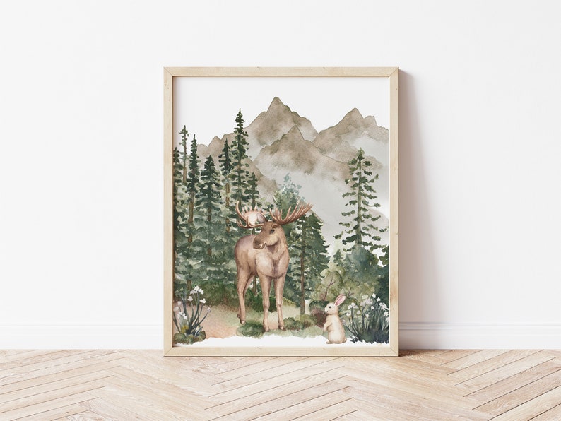 K&ouml;nnte beinhalten: Aquarellgem&auml;lde eines Elchs und eines Kaninchens in einer Waldlandschaft. Der Elch ist braun mit gro&szlig;en Geweihen und steht in der Mitte des Gem&auml;ldes. Das Kaninchen ist wei&szlig; und sitzt im Vordergrund. Der Hintergrund ist ein Aquarellgem&auml;lde eines Waldes mit Bergen in der Ferne.