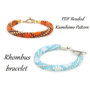 Può includere: Due braccialetti di perline. Il braccialetto superiore è arancione e marrone con chiusura dorata. Il braccialetto inferiore è azzurro e bianco con chiusura argentata. Il testo recita "PDF Beaded Kumihimo Pattern" e "Rhombus bracelet".