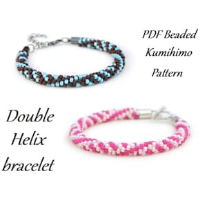 Puede incluir: Dos pulseras Kumihimo con cuentas. Una pulsera es marrón y azul claro, la otra es rosa y blanca. El texto "PDF Beaded Kumihimo Pattern" y "Double Helix bracelet" también está en la imagen.