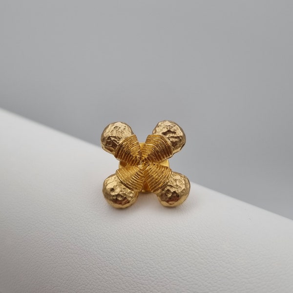Guy Laroche, 80s vintage matte gold plated pin