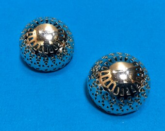 TRIFARI 60s Vintage Silver Plated Intricate Filigree Shiny Mirror Finish Circular Openwork Domed Chunky 3D Signed Clip-On Earrings Jewellery Earrings Clip-On Earrings 