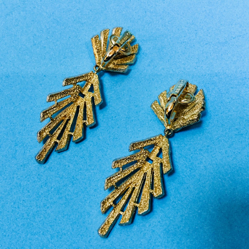 60s Vintage TRIFARI Textured /& Shiny Gold Plated Dangle Clip On Earrings