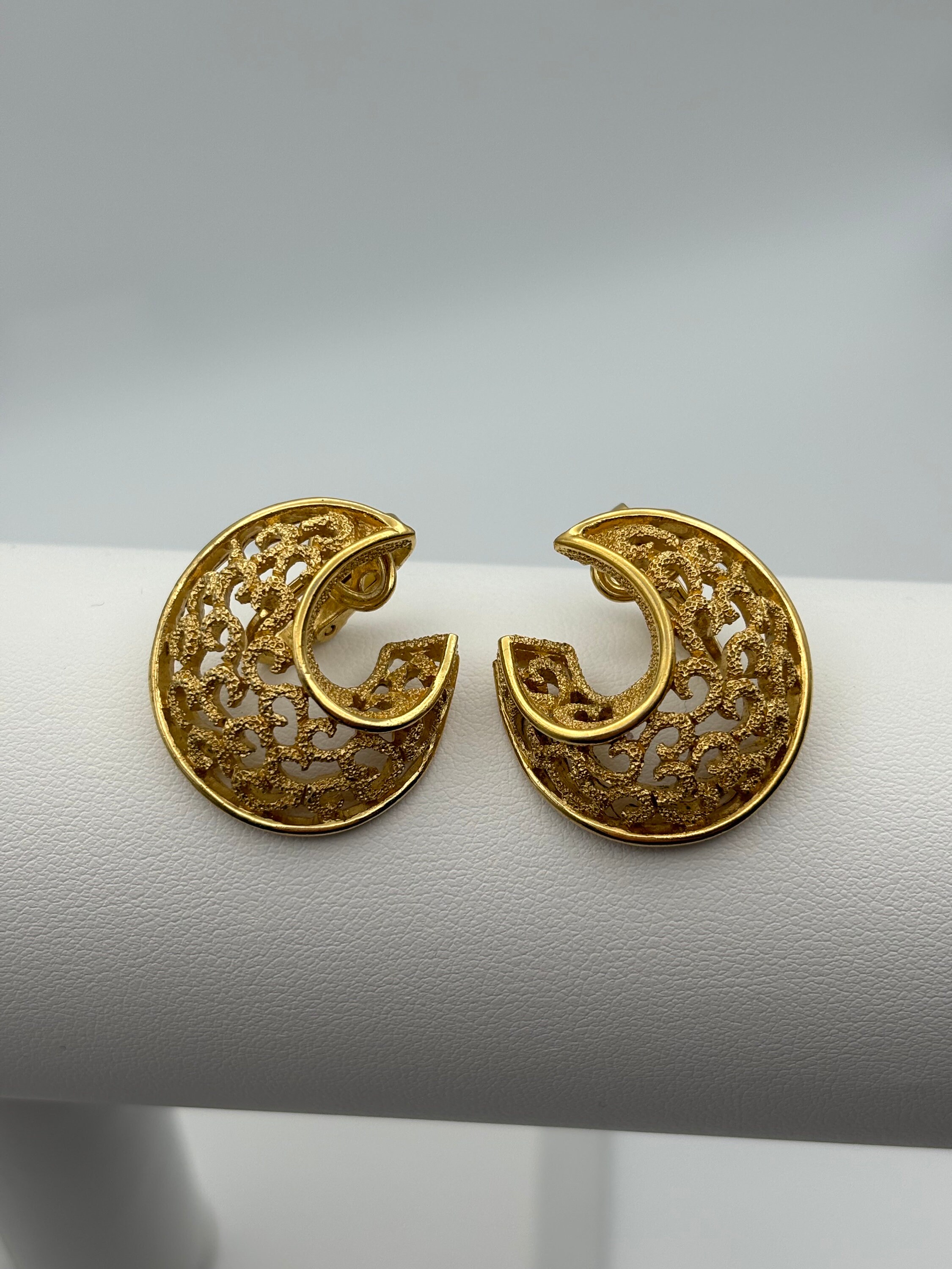 Trifari - Broche Et Boucles D'oreilles En Verre Laiteux Plaqué Or 18 Carats Ensemble De Bijoux 3 Pieces