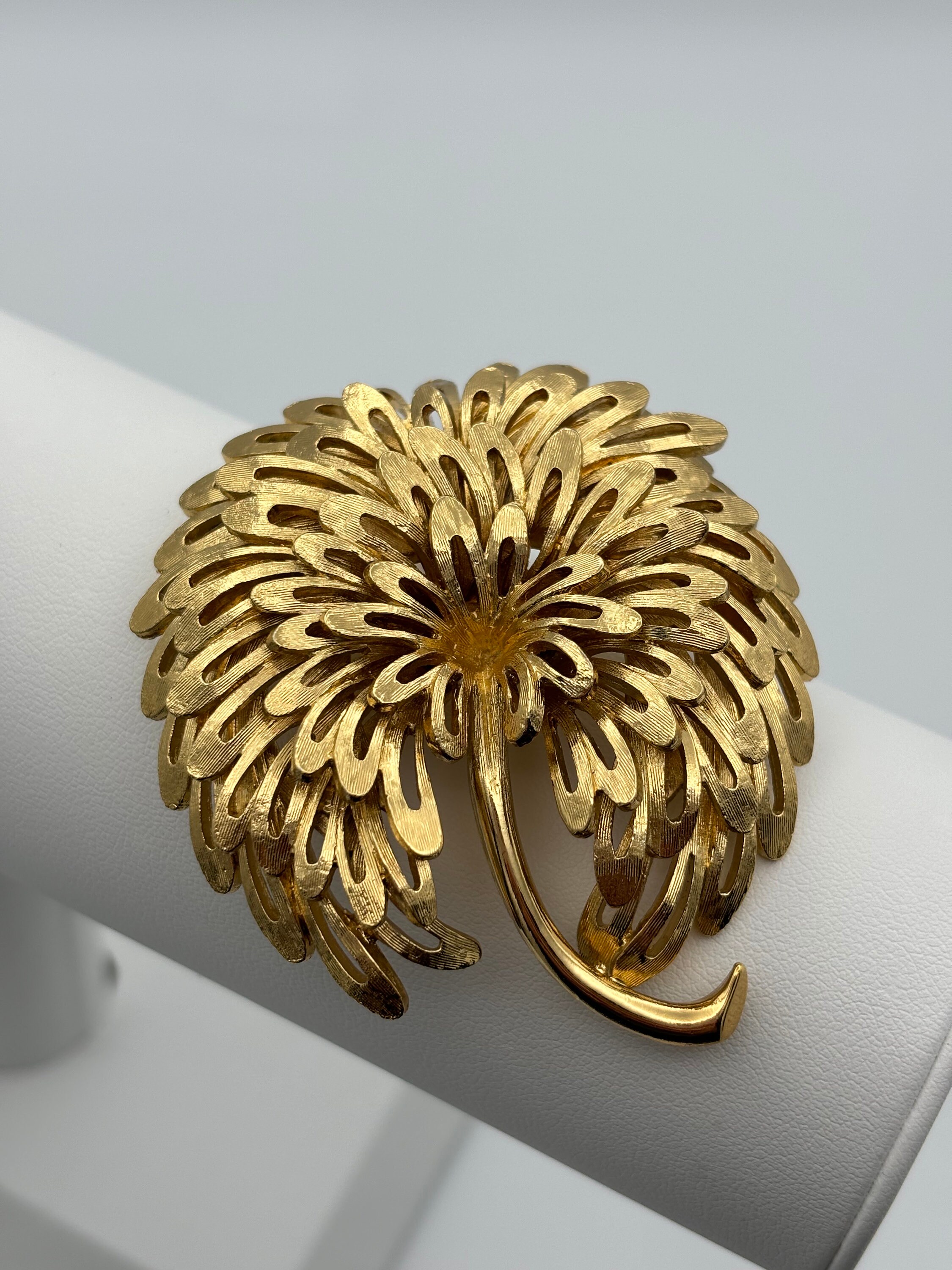 Spilla a forma di stella in oro bianco con al centro perla coltivata mm