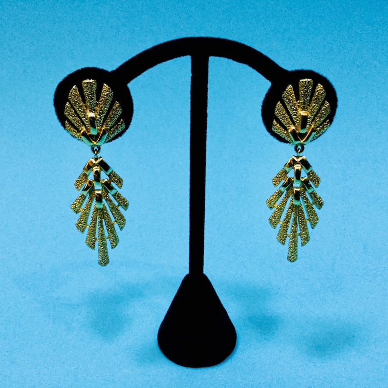 60s Vintage TRIFARI Textured /& Shiny Gold Plated Dangle Clip On Earrings