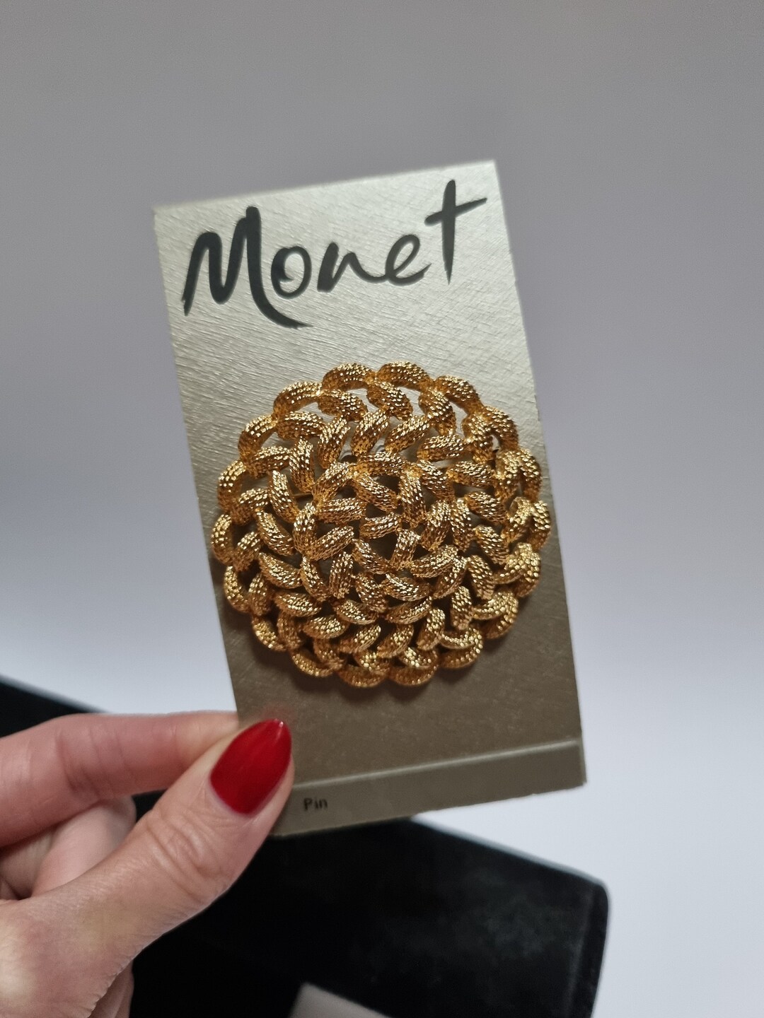 Broche vintage en forme de feuille en plaqué or