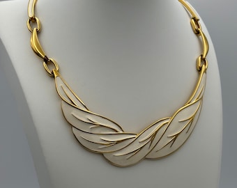 Monet, vintage ketting uit de jaren 70 met wit emaille en verguld goud.
