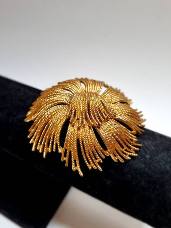 Monet, 60s vintage “Cordelia” large gold plated f… - image 8