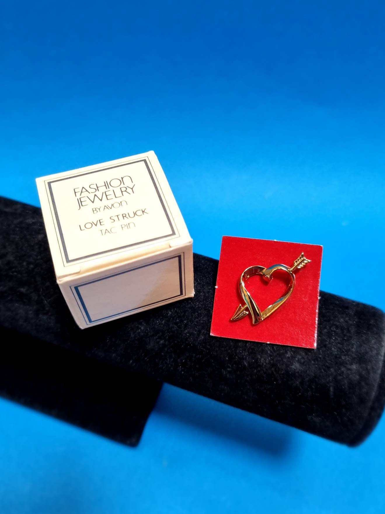 JaneDreamsOfVintage Avon, 80s New Vintage Love Struck Gold Plated Heart Pin, in Original Box
