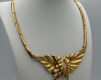Collana vintage anni '80 di Monet con foglie centrali placcate in oro.