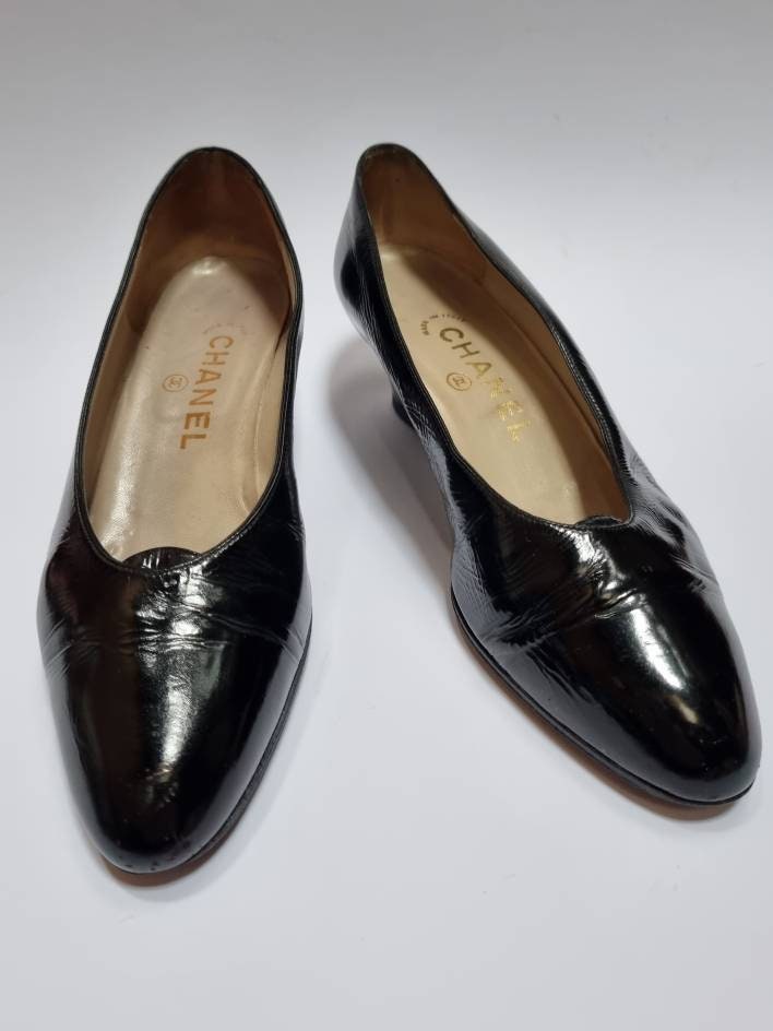 Chanel CC Beige Patent Leather Mary Jane Flats w/Black Cap-toe Size 38 EU/8