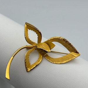 Ecco, broche vintage de flor de oro enrollado de los años 50