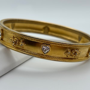 Elizabeth Taylor, bracelet jonc roses et coeurs en cristal plaqué or mat vintage des années 80