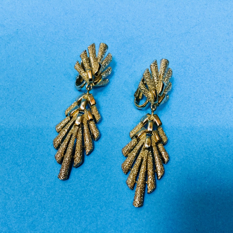 60s Vintage TRIFARI Textured /& Shiny Gold Plated Dangle Clip On Earrings