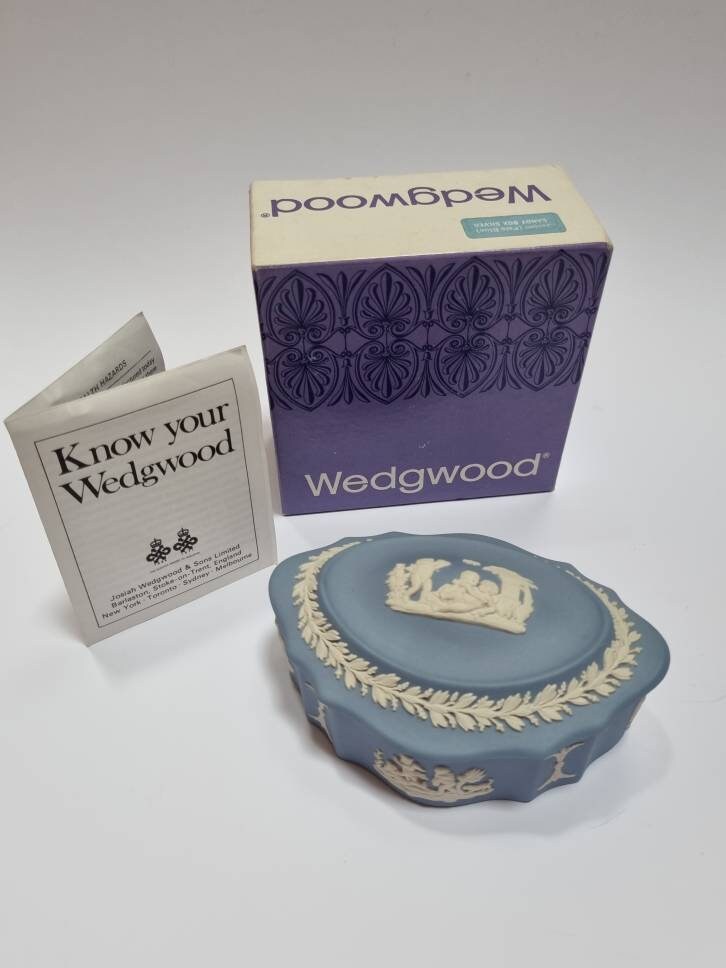 Wedgwood, 70s vintage blue Jasperware "candy box silver", in original box