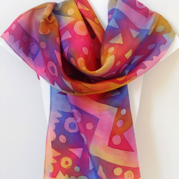 Handgeschilderde zijden sjaal met een geometrisch ontwerp. Het is een kleurrijke sjaal in de kleuren mosterdgeel, roze, rood en blauw. OOAK cadeau voor haar