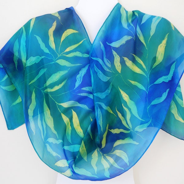 Handbeschilderde zijden sjaal in batik stijl met gom blad ontwerp gekleurd in tinten van geel, chatreuse, turquoise en blauw OOAK cadeau voor haar