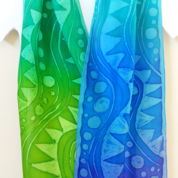 handgeschilderde zijden sjaal wirth een Afrikaans ontwerp in tinten van kalk groen tot donkerblauw. OOAK Cadeau voor haar kerstcadeau Origineel ontwerp