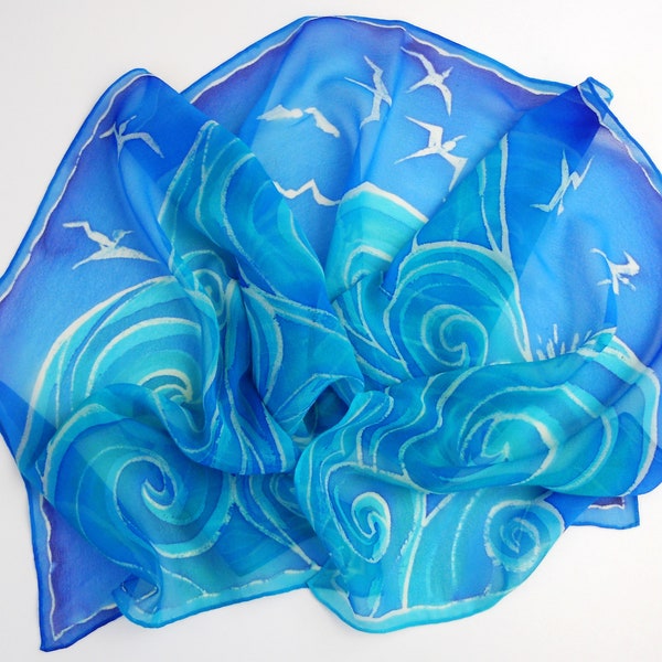 Een handbeschilderd zijden sjaal geïnspireerd door de zee van Sydney, curling golven en onstuimig meeuwen in wit en blauwe tinten.  OOAK cadeau voor haar