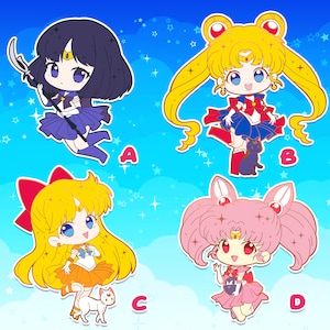Könnte beinhalten: Vier bunte Anime-Charakter-Pins mit Sailor Moon-Charakteren. Die Pins sind im Chibi-Stil gehalten und zeigen Sailor Moon, Sailor Mercury, Sailor Mars und Sailor Venus. Jeder Pin hat ein anderes Farbschema und zeigt die charakteristische Pose und die Accessoires des Charakters.