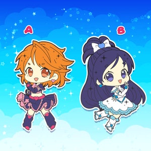 Puede incluir: Dos personajes de dibujos animados de estilo anime, uno con cabello naranja y un atuendo rosa y morado, el otro con cabello azul y un atuendo blanco y azul. Ambos personajes sonríen y tienen ojos grandes.