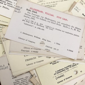 Set van 24 vintage bibliotheken met cataloguskaarten. Levering van ongewenste tijdschriften. Lezen. Studie. Boek.