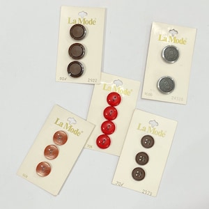 Set van vijf NOS Vintage La Mode knoppen op kaarten. Zilver. Rood. Bruin. Roest. Junk Journal Levering