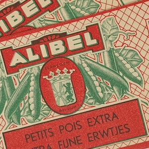 Puede incluir: Una etiqueta vintage roja y verde con el texto "ALIBEL" en letras blancas. La etiqueta también presenta un escudo con el texto "EERNEGEM BELGIUM" y las palabras "PETITS POIS EXTRA" y "TRA FINE ERWTJES" en letras blancas.