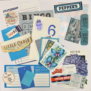 25 morceaux de papier bleu neuf et vintage. Sachet de graines de fleurs d'aster. Carte de bingo. Étiquettes. Billets. Fourniture de journaux indésirables