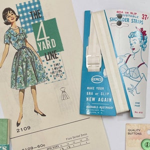 ヴィンテージ レディース ファッション キット、NOS ブラ ストラップ カード付き。1960 年代。ボタン カード。メジャー テープ。