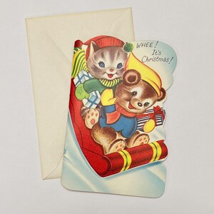 Carte de Noël vintage Kiddie avec chats et ours en traîneau. Des cadeaux. Neige. Fourniture de journaux indésirables.