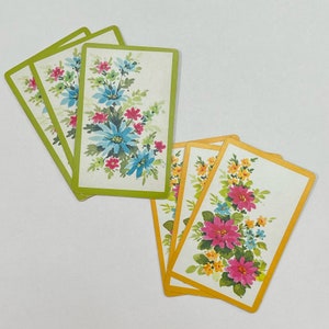 Set van zes mooie bloemen speelkaarten. Roze bloemen. Blauwe bloemen. Madeliefjes. Junk Journal Voorraad