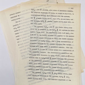 Ensemble de 8 pages dactylographiées à la main. Pelure d&#39;oignon. Thèse. Sciences. Fourniture de journaux indésirables