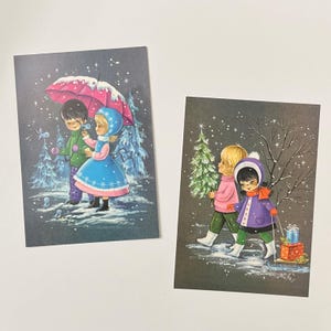 Due dolci cartoline natalizie vintage con bambini. Albero. Slitta. Regali. Ombrello. Neve. Junk Journal Supply.