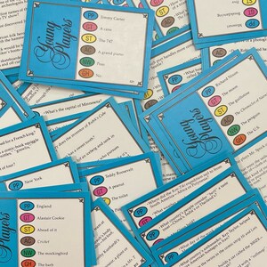 Cartas de juego de trivialidades. Jugadores jóvenes. Cerceta. Suministro de revistas basura