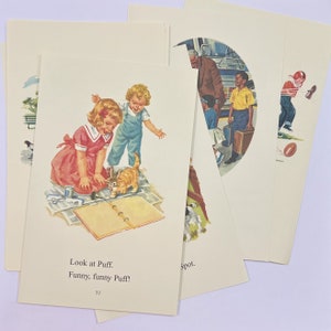 Puede incluir: Un conjunto de páginas de libros infantiles vintage con ilustraciones coloridas. Una página muestra a dos niños con un gato y el texto "Look at Puff. Funny, funny Puff!". Otras páginas representan escenas de niños y adultos.
