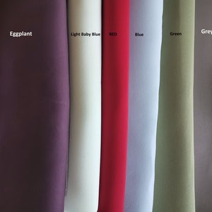 Könnte beinhalten: Sechs Stoffmuster in verschiedenen Farben: Aubergine, helles Babyblau, Rot, Blau, Grün und Grau.