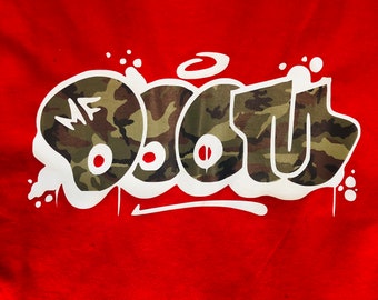 T-shirt graffiti lettres bulles MF DOOM. Logo blanc et camouflage.