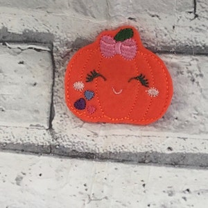 Felt pumpkin brooch, halloween gift, felt brooch, embroidered pumpkin, cute brooch pin, autumn brooch, womens brooch, pumpkin badge