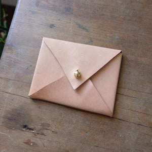 Secondes - Portefeuille enveloppe en cuir de kangourou, porte-cartes en cuir au tannage végétal - Pointe rose poudré