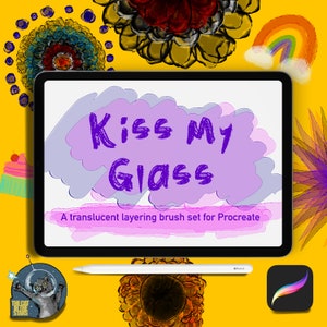 Może przedstawiać: Ekran tabletu z fioletowym napisem "Kiss My Glass" i hasłem "A translucent layering brush set for Procreate". Widoczny jest również biały rysik i ikona aplikacji Procreate. Żółte tło z kolorowymi ilustracjami.