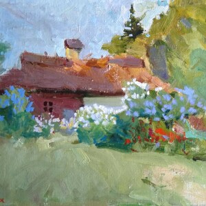 Puede incluir: Una pintura de una casa roja con un techo marrón y una chimenea. La casa está rodeada de árboles verdes y arbustos con flores azules y blancas. El cielo es de un azul claro con algunas nubes.